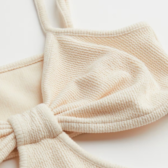 H&M Beige crinkled cut-out top - Picture 2 of 8